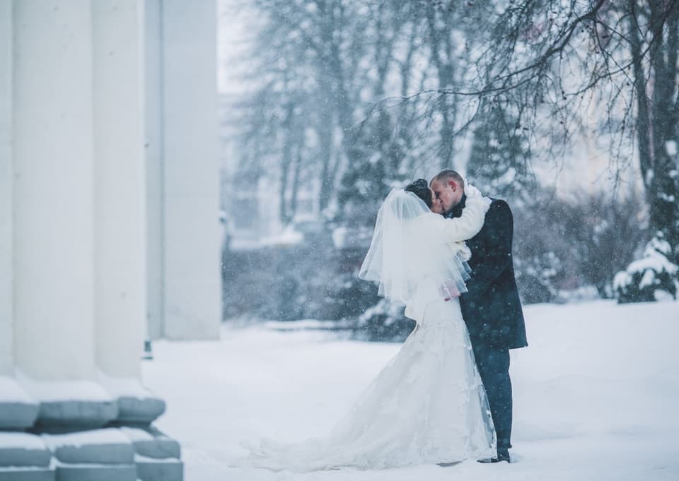 Die Braut bei ihrer Hochzeit mit etwas Schnee