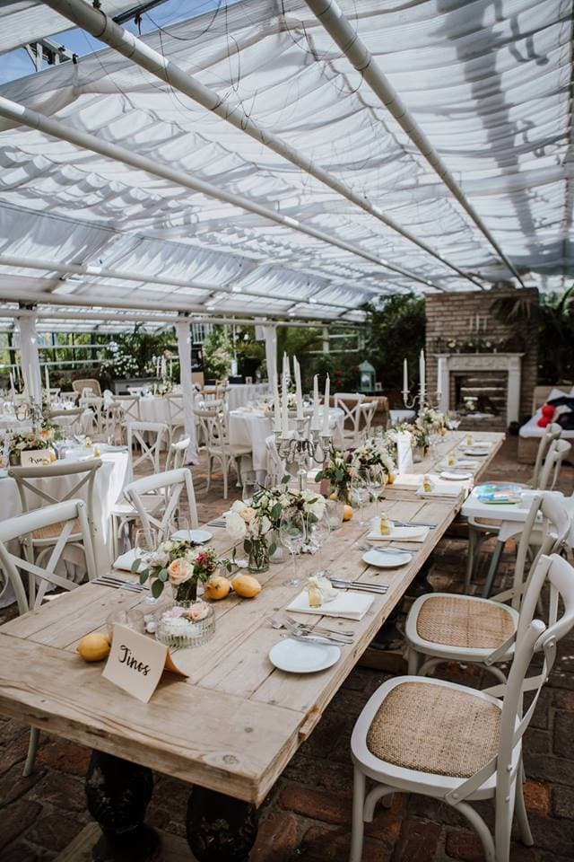 eingedeckte Location für Hochzeiten im Freien