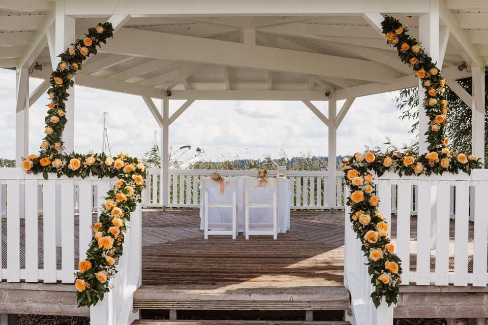 Location mit Pergola für Hochzeiten im Freien