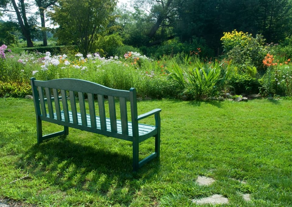 Hochzeitsbank mit Gravur: Ein super Hochzeitsgeschenk für den Garten