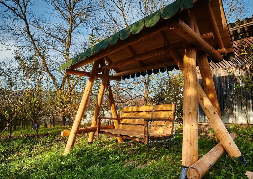 Hochzeitsbank mit Gravur: Eine Holzbank im Landhausstil