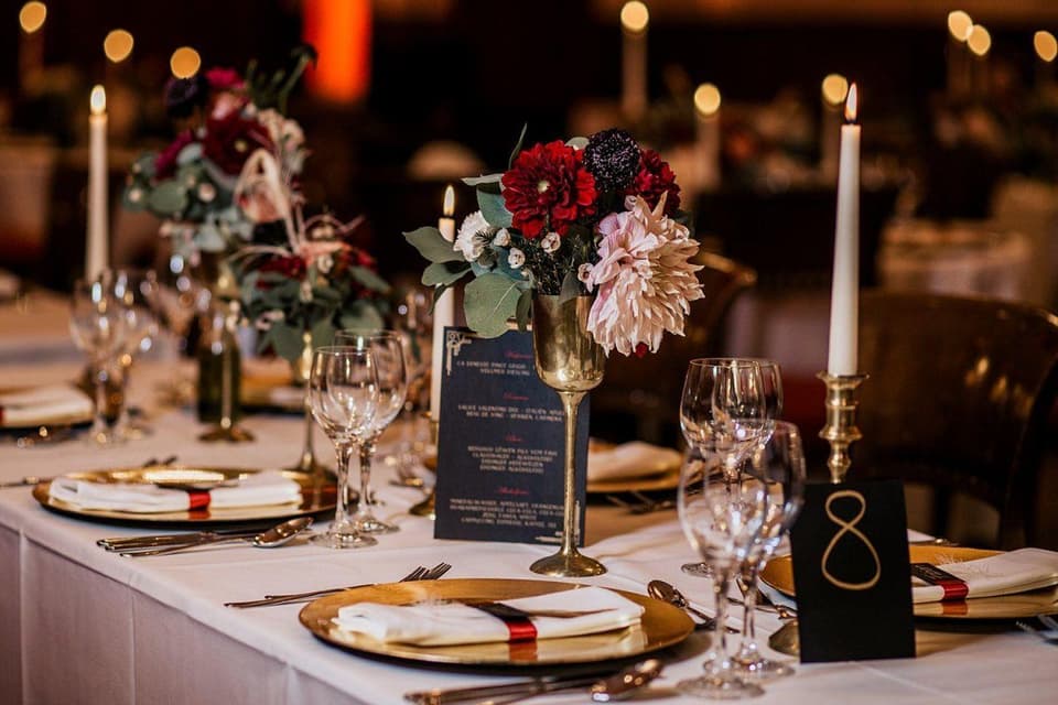 Tischdeko Hochzeit in dunkel