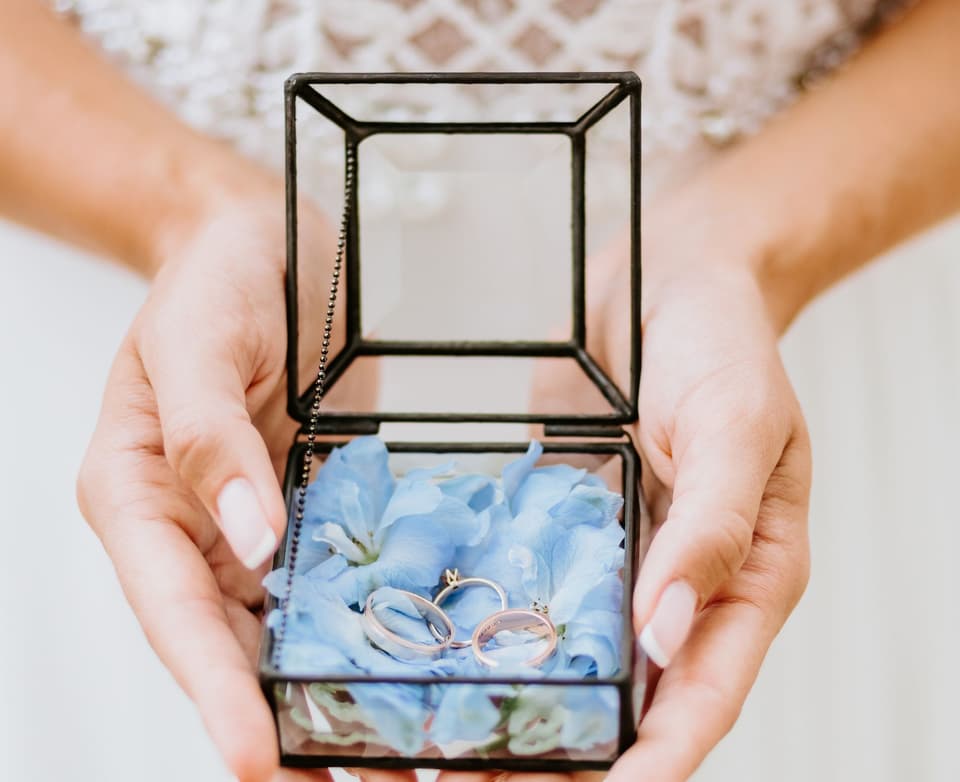 Ringkästchen mit blauen Blüten und Ringen