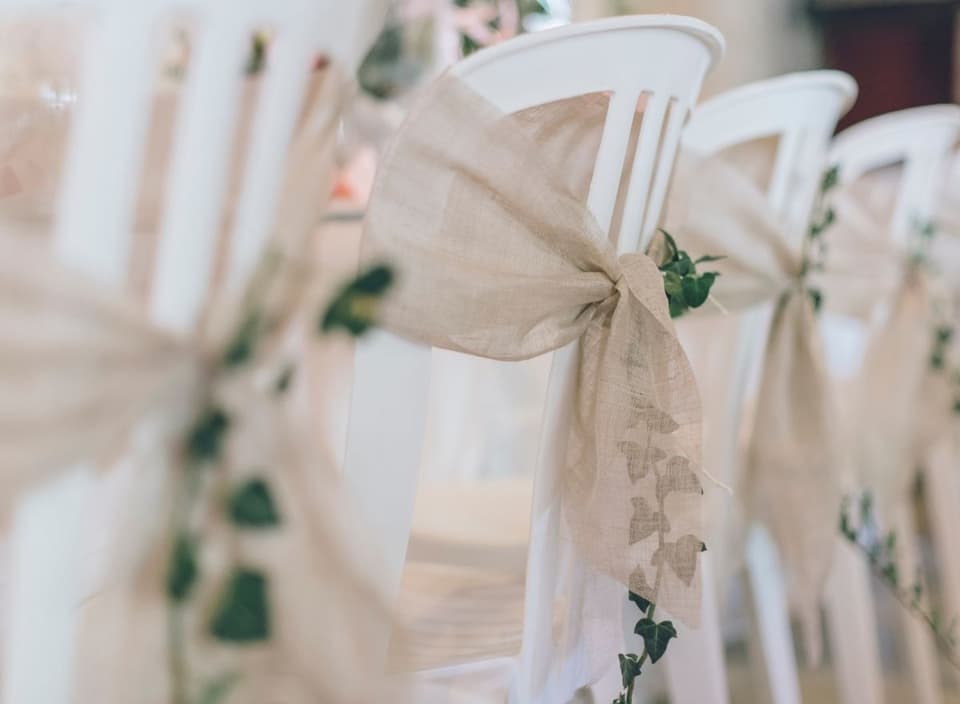 hochzeit stuehle mit schleife