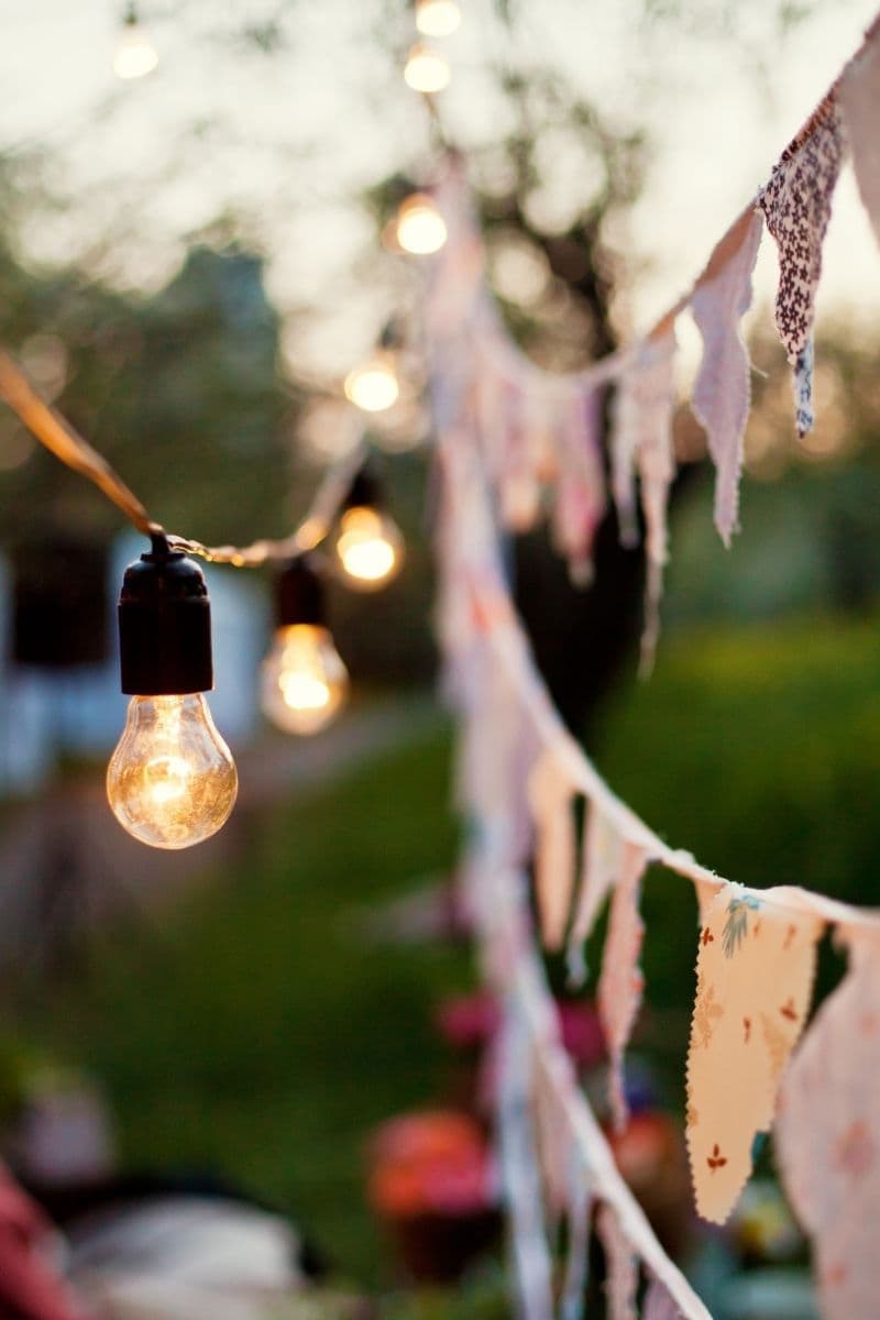 bunte kette mit wimpeln