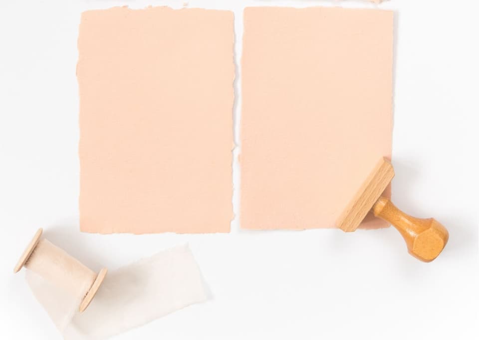 Hochzeit Stempel: rosa Papier und Stempel mit Holzgriff