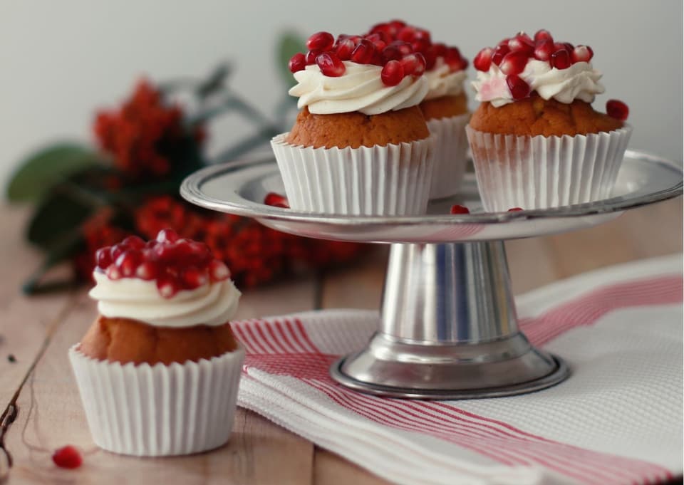 Granathochzeit: Muffins mit Granatapfel-Kernen als Topping für den Hochzeitstag