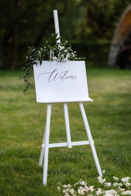 Schlichtes Willkommensschild zur Hochzeit