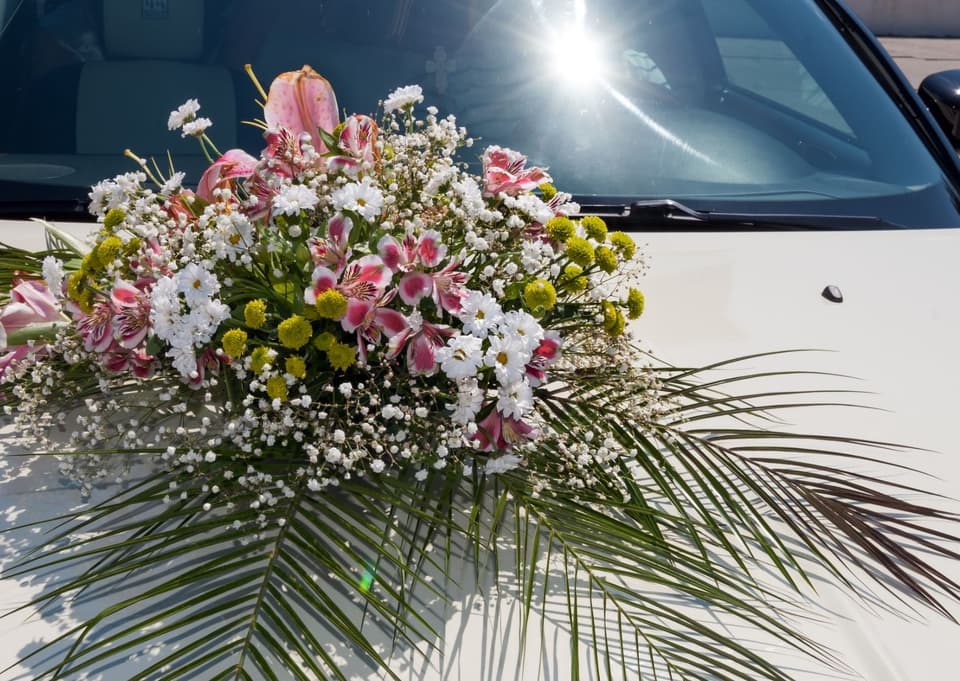 Schöner Autoschmuck am Brautauto