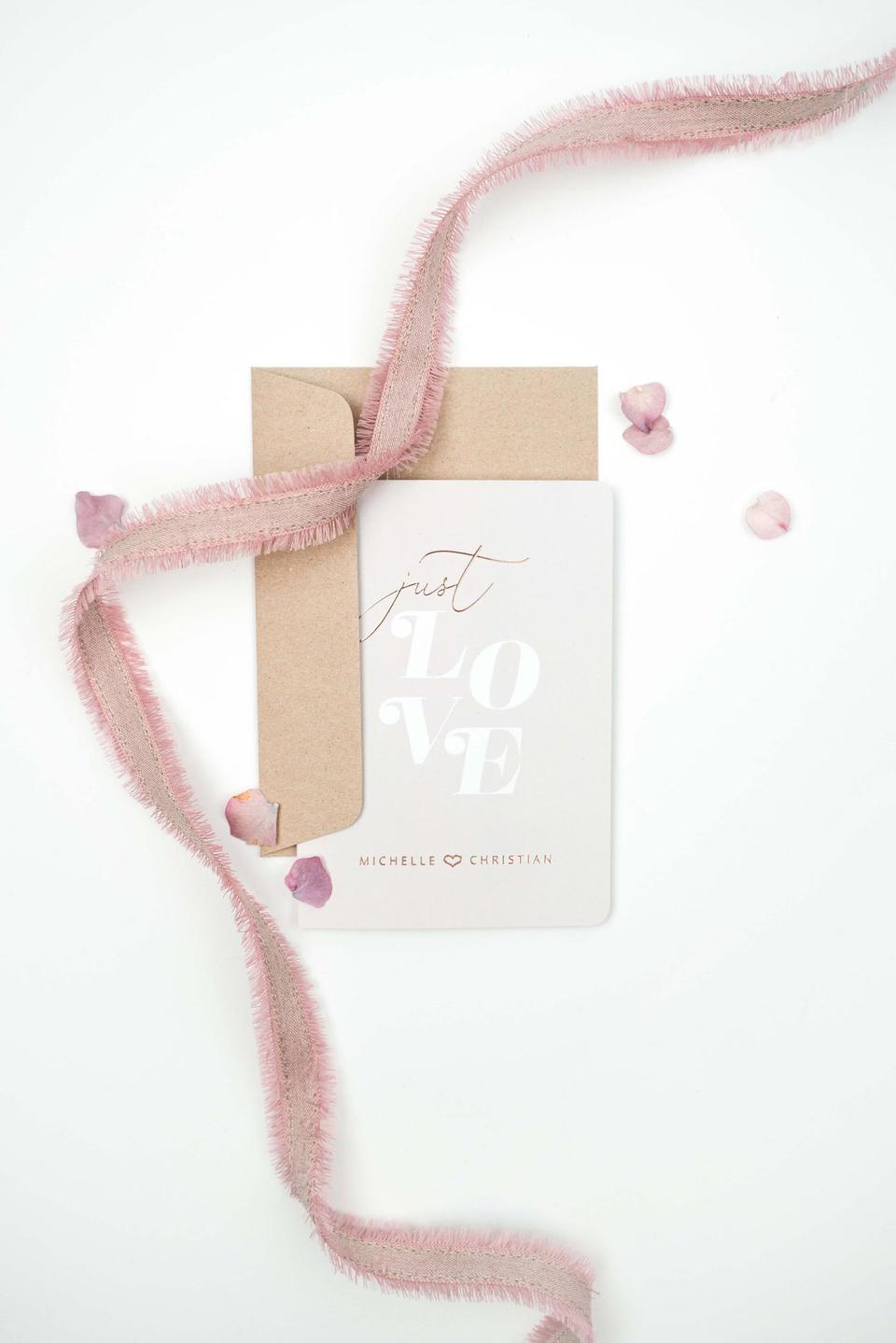Hochzeitseinladung in Rosa auf weißem Hintergrund