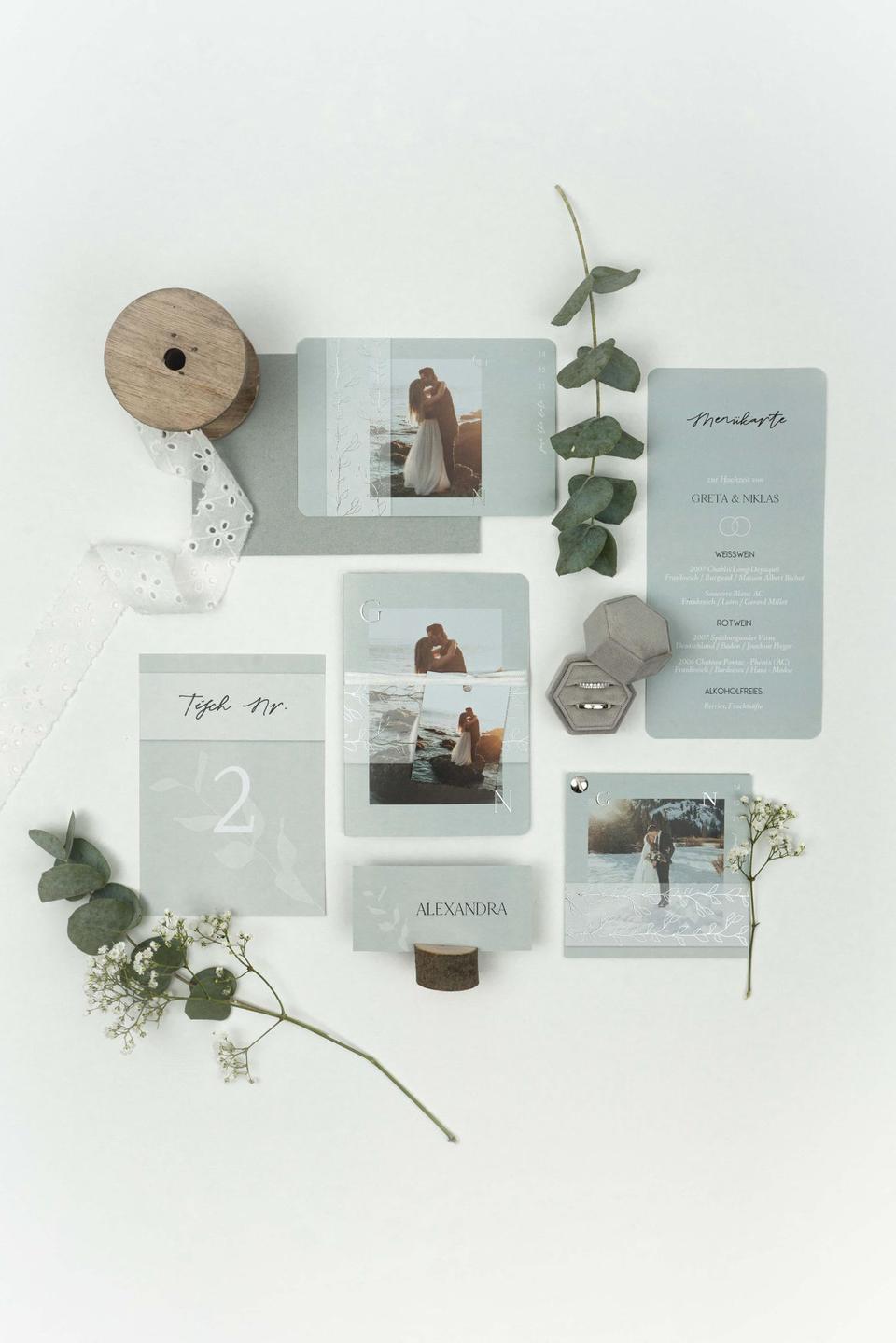 Hochzeitspapeterie dekoriert mit Eukalyptus und Geschenkband
