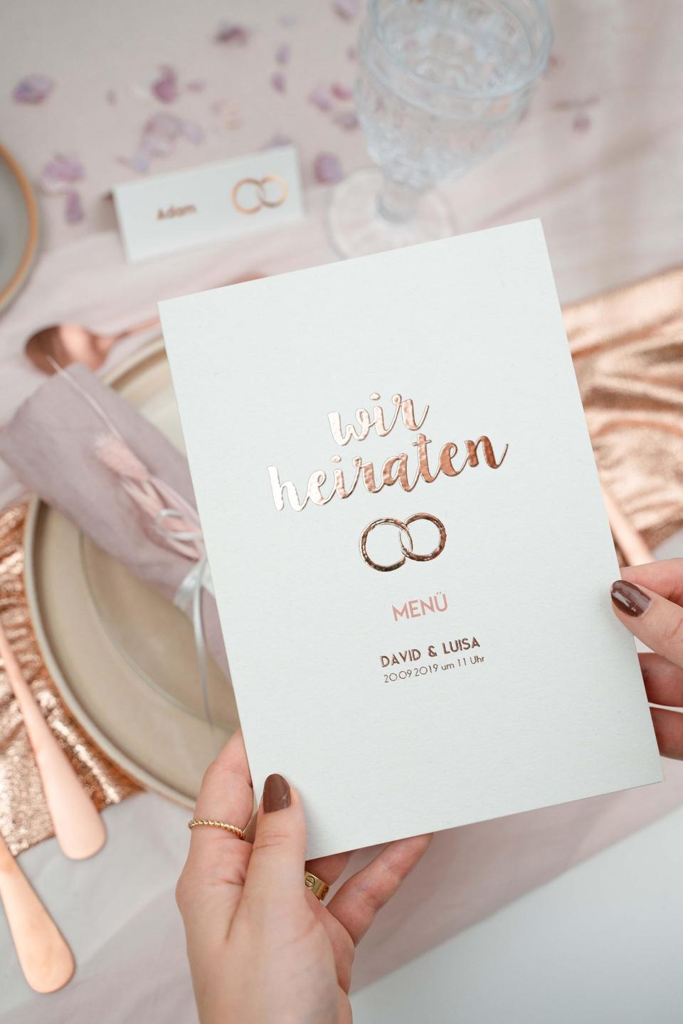 Hochzeitspapeterie in Rosa mit gedeckter Tafel