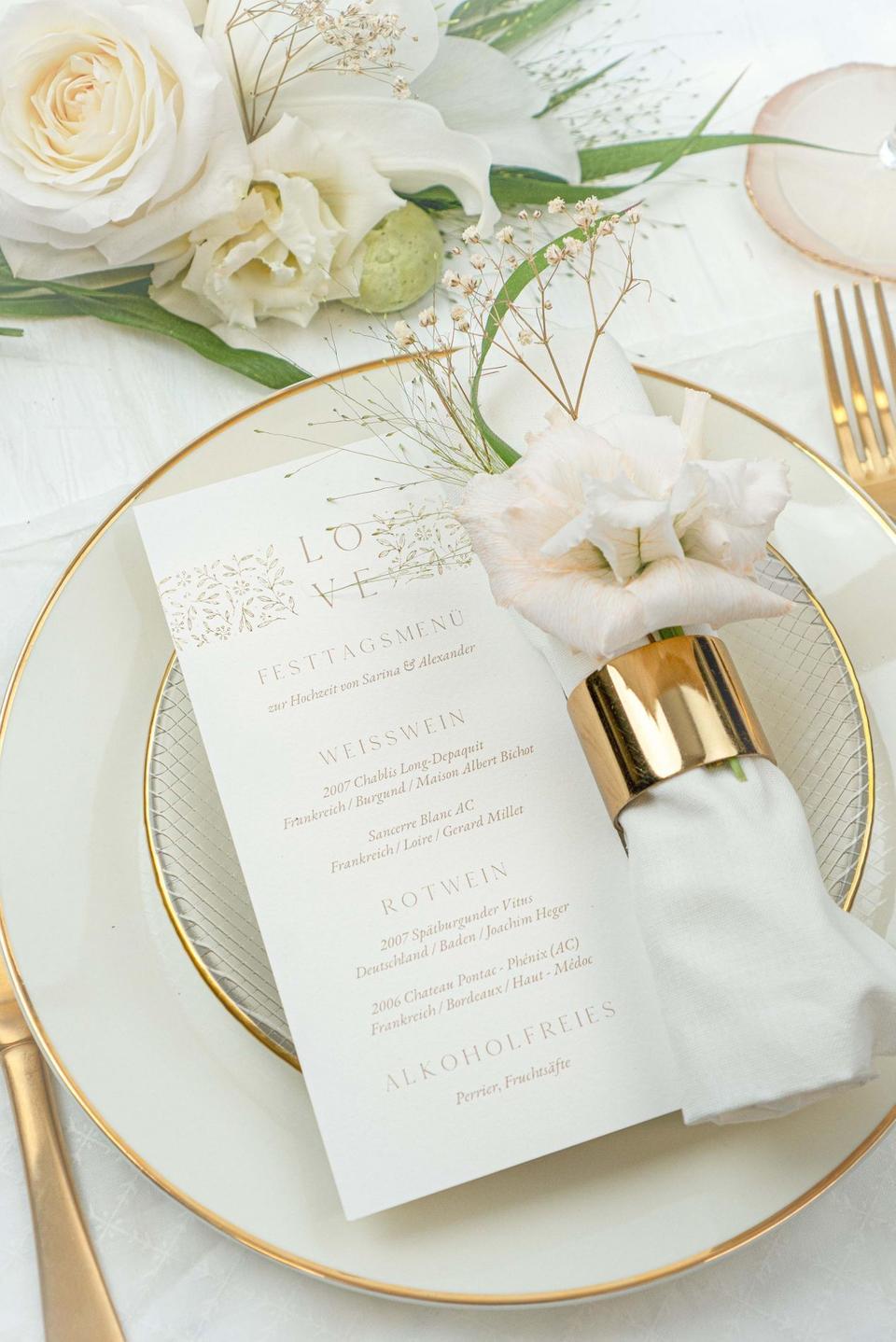 Hochzeitstafel in Gold mit Menükarte