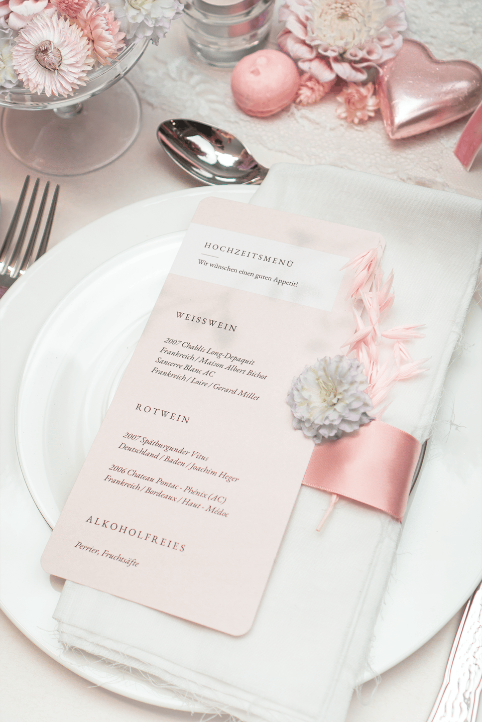 Menükarte in Rosa auf einer Hochzeitstafel