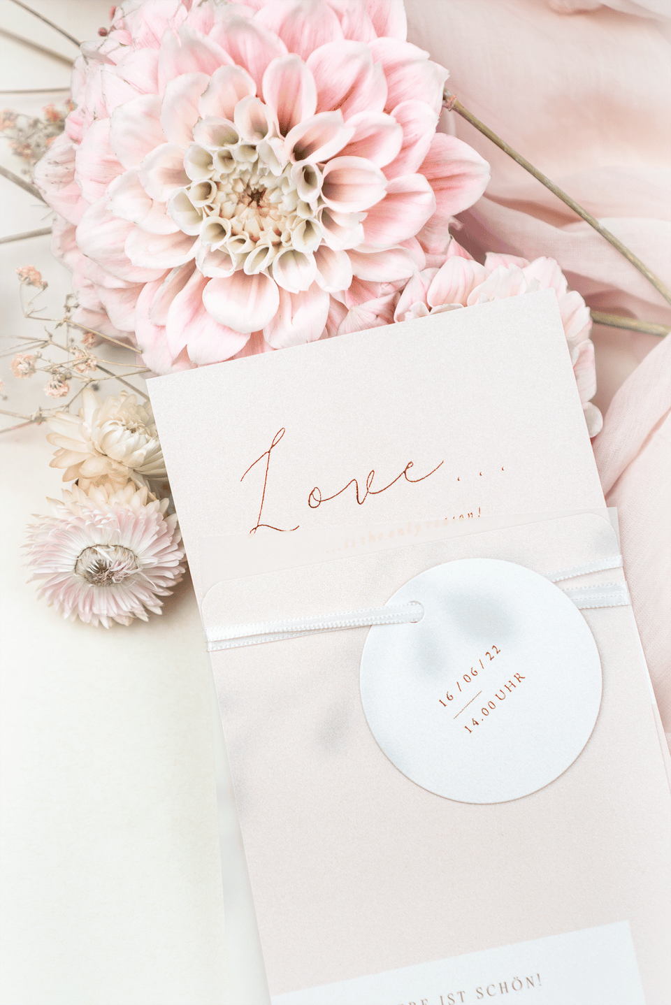 Hochzeitseinladung in Rosa dekoriert mit rosa Blumen