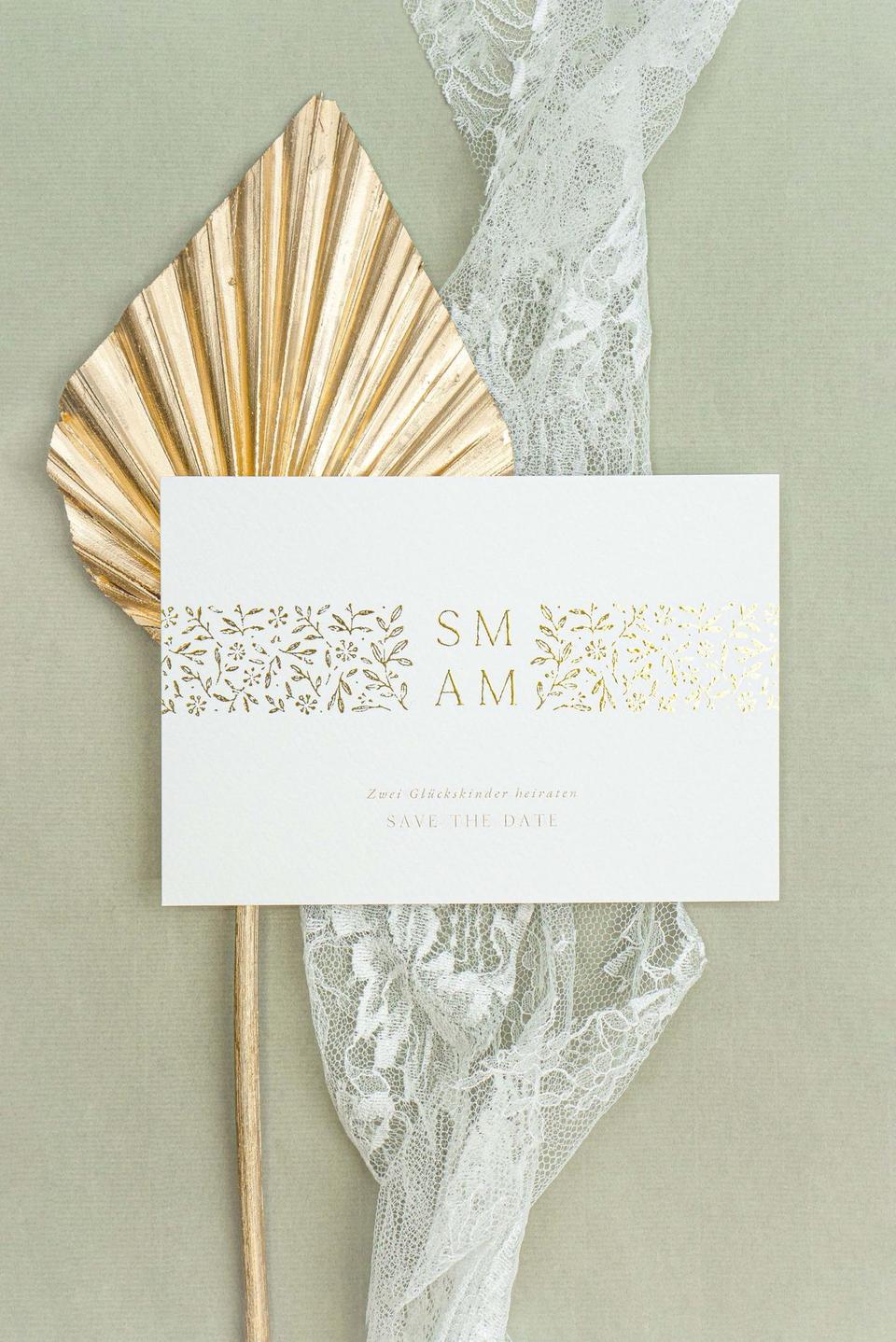 Save the Date Karte mit goldener Schrift
