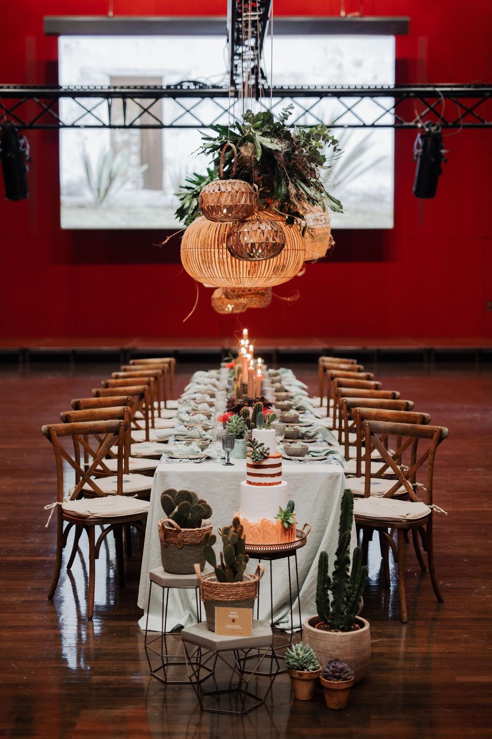 gedeckte Tafel mit Torte im roten Saal