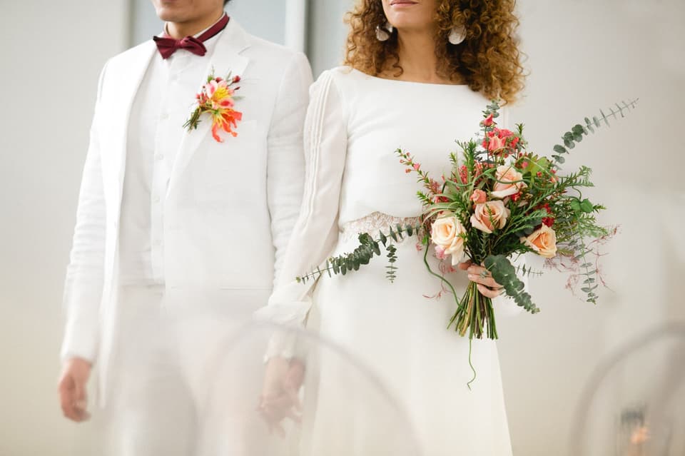 Nahaufnahme des Brautpaares in weißem Anzug und weißem Kleid
