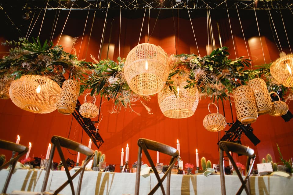 Lichtinstallationen herabhängend von Decke mit Pflanzen und Lichtkörben
