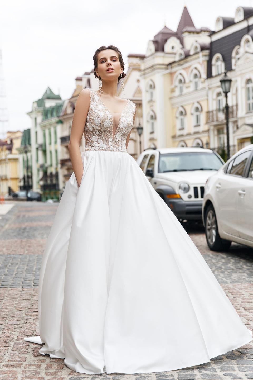 Brautkleid mit Spitzenoberteil und weitem Rock