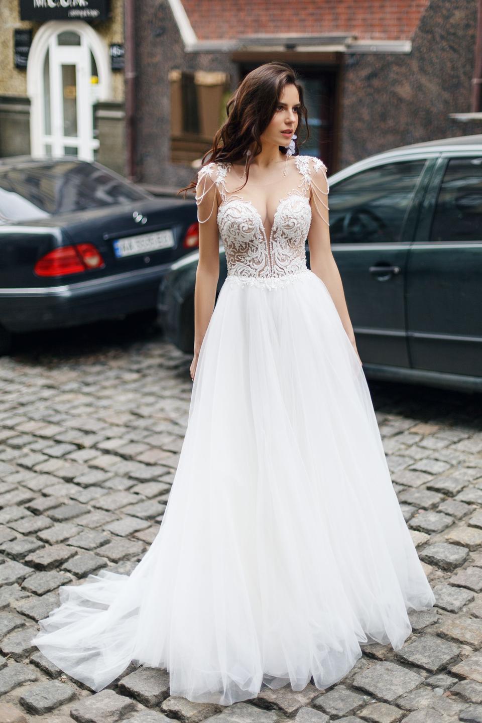 Braut mit Brautkleid A-Linie