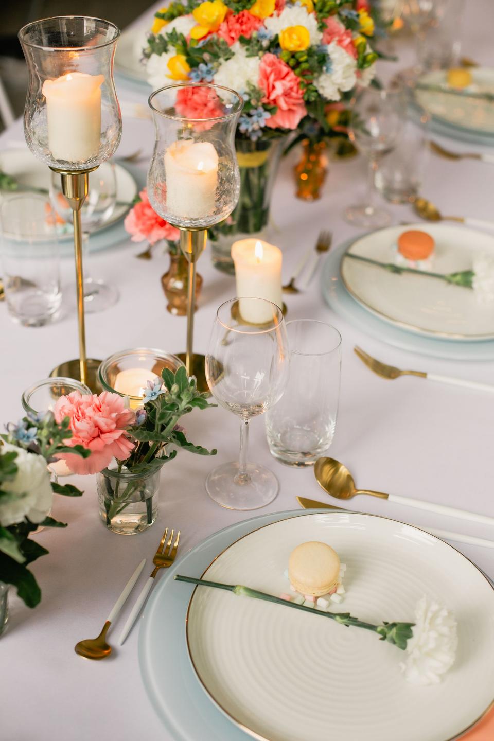 Eine weiße Tafel mit goldenen Elementen