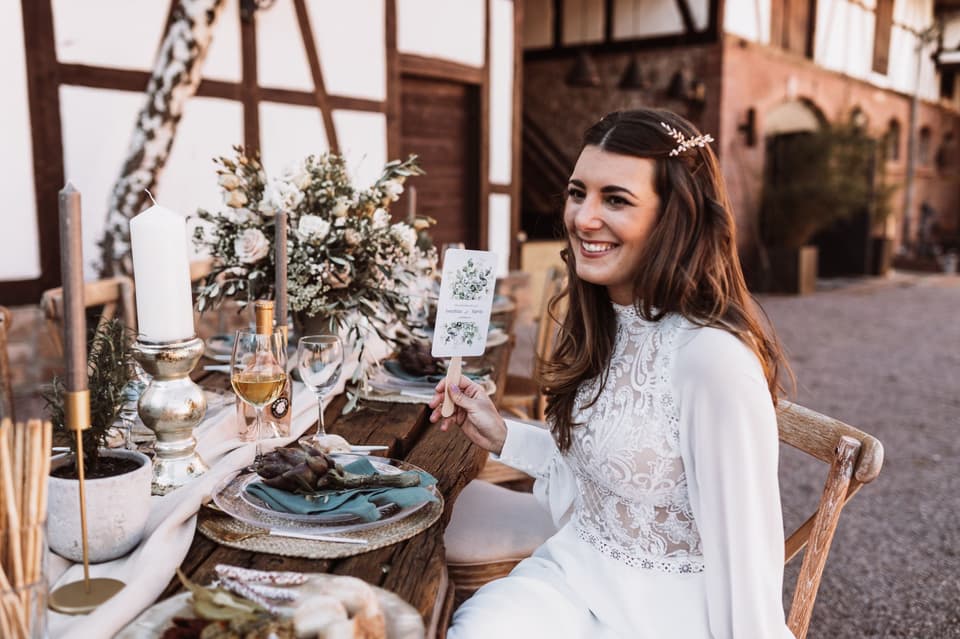 Die Braut lacht am Hochzeitstisch