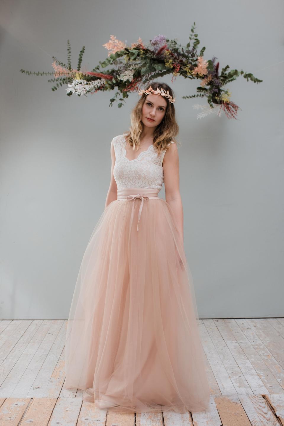 Braut mit Rosé farbenem Brautkleid