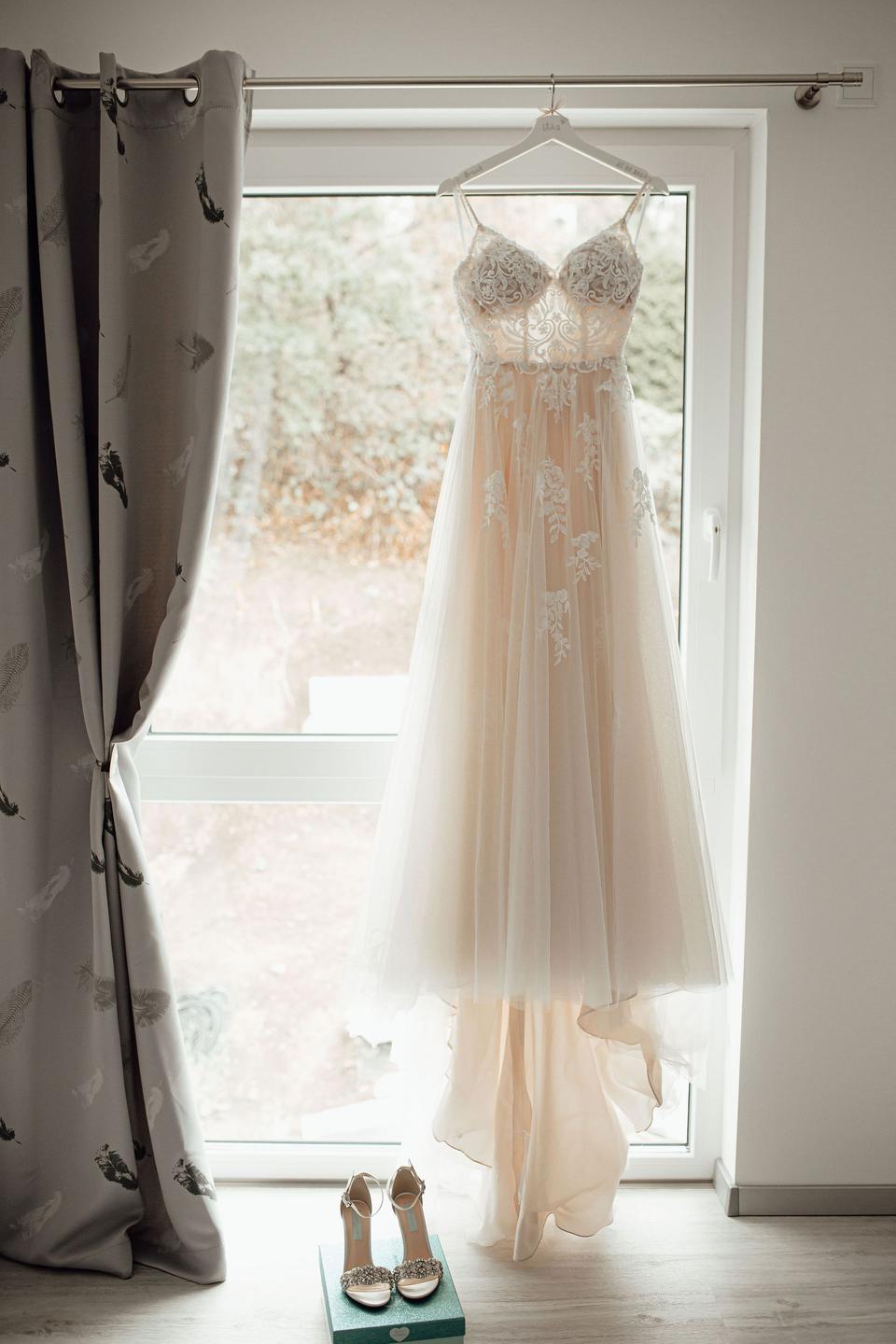 Das Brautkleid hängt am Fenster