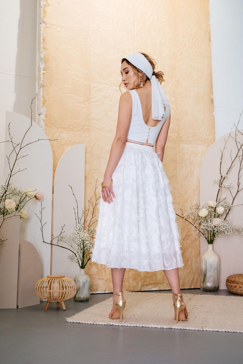Ein kurzes Brautkleid mit Rückenausschnitt