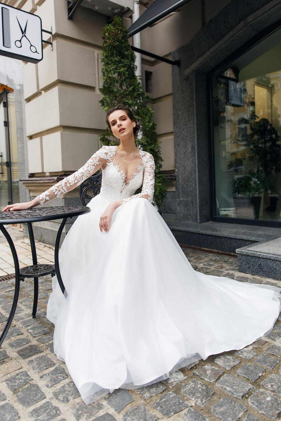 Brautkleid mit weißem Rock und Spitzen-Ärmeln