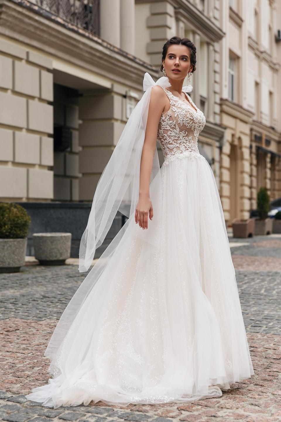 Brautkleid mit Oberteil aus Spitze und Tüll