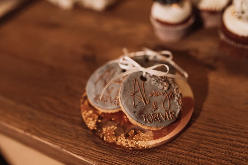 Kleine Kekse mit den Worten "Always & Forever"
