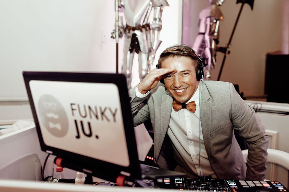 Der DJ lacht in die Kamera