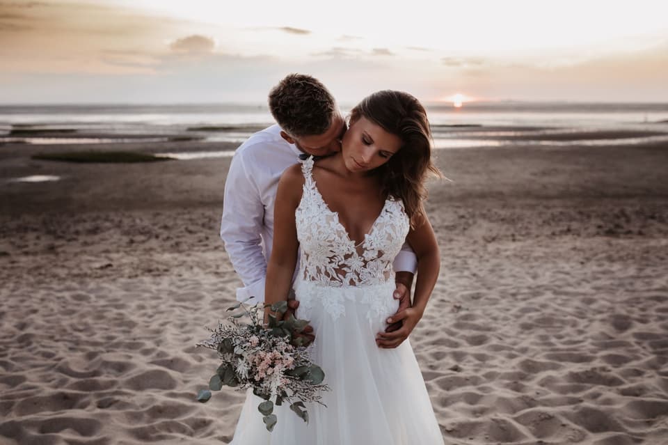 Bräutigam und Braut am Strand - Braut mit Tüllkleid mit Spitzenoberteil