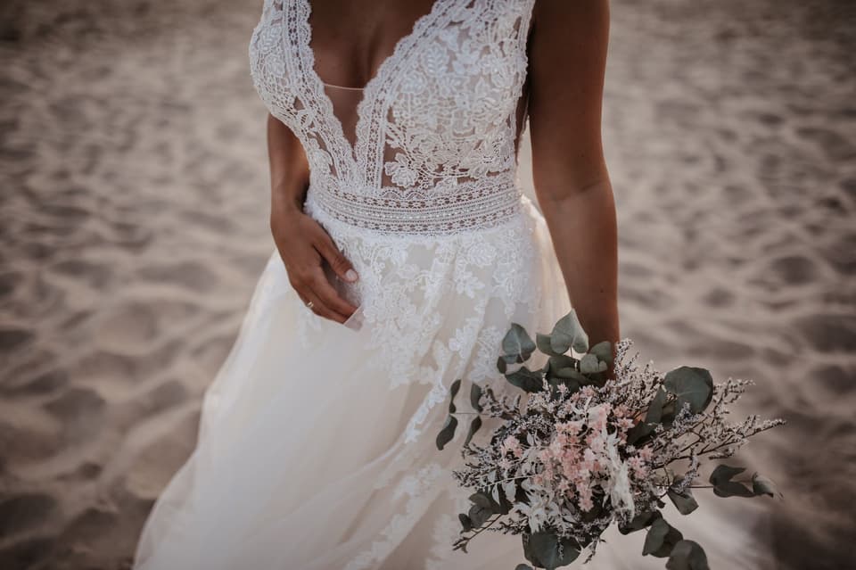 Spitzenkleid von nah mit transparenten Details am Oberteil