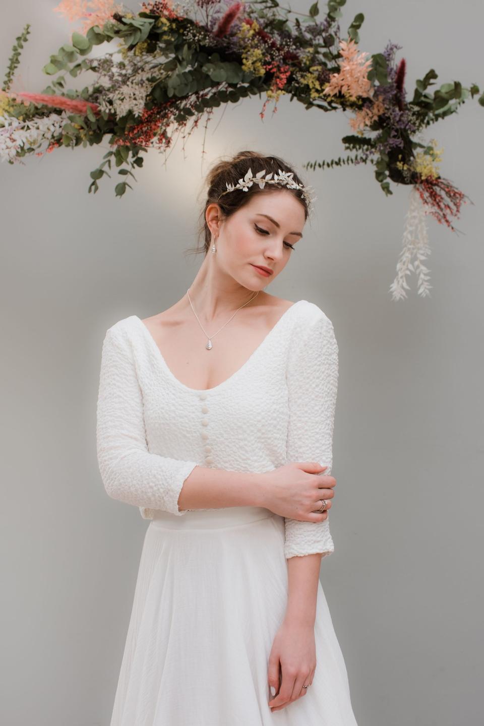 Braut in schlichtem Brautkleid mit Dreiviertel-Ărmeln