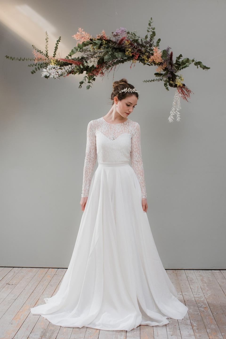 Braut hat A-Linie Brautkleid an mit Spitze