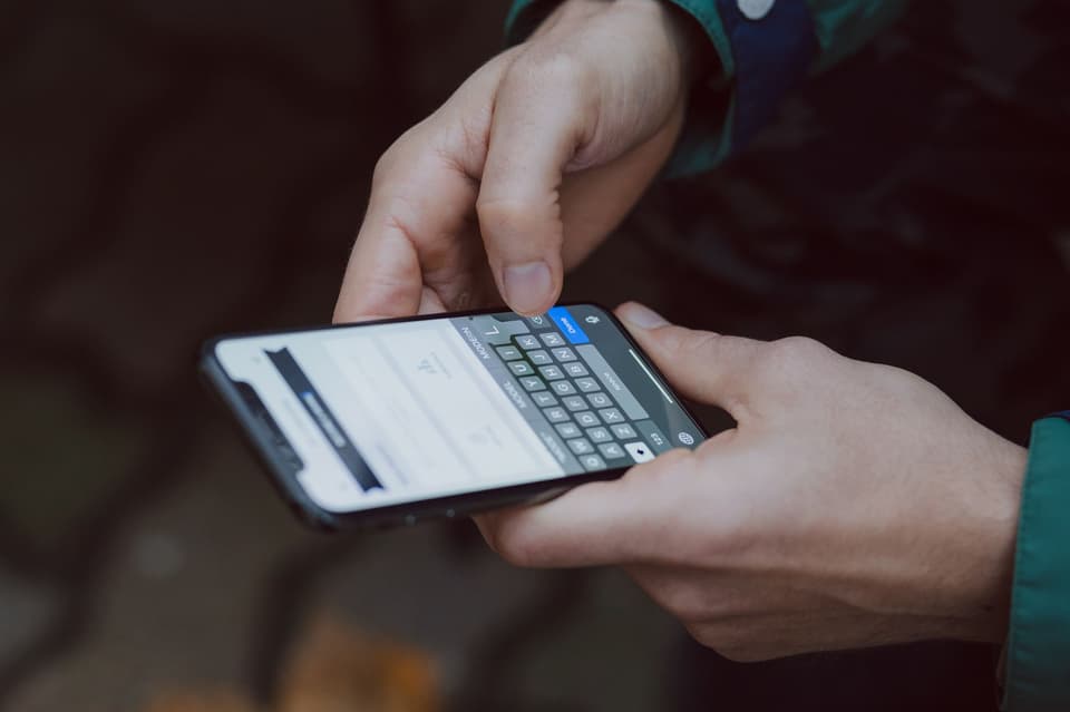 Nahaufnahme ein in den Händen gehaltenes Smartphone