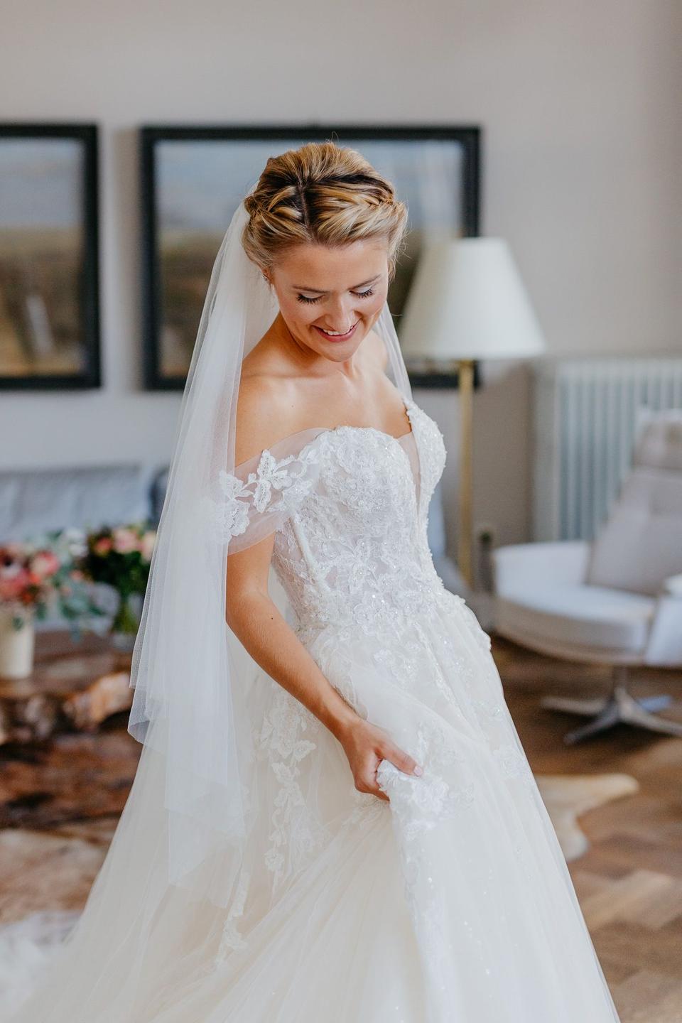 Braut in einem weißen Prinzessinnen Brautkleid