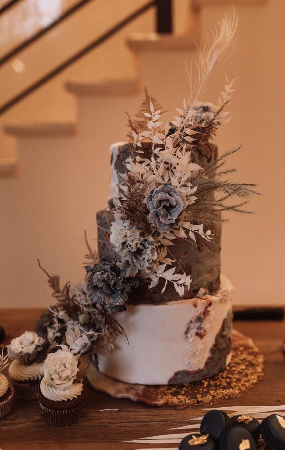 Die Hochzeitstorte steht im Bildmittelpunkt
