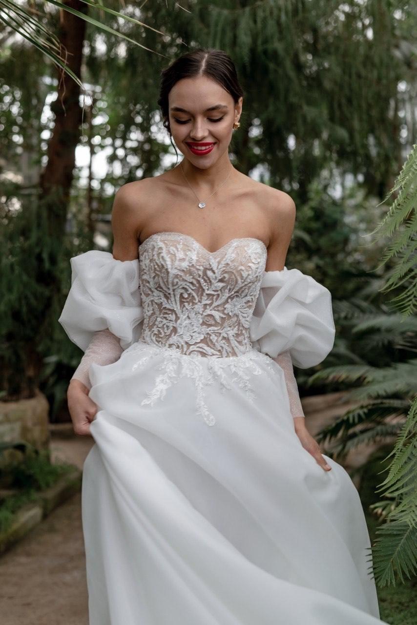 schulterfreies Brautkleid mit Oberteil aus Spitze