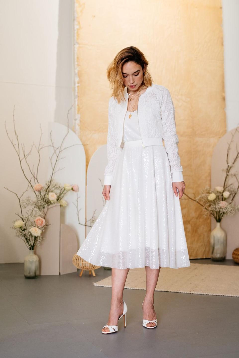 Ein kurzes Hochzeitskleid mit langärmliger Jacke