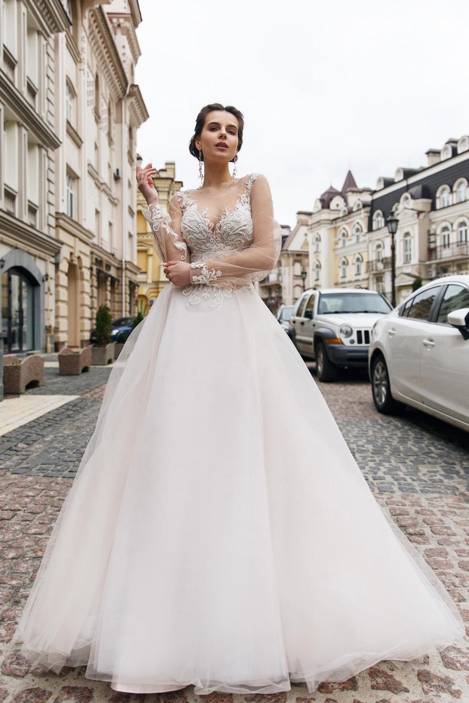 Langes Brautkleid mit langen Ärmeln und Stickereien