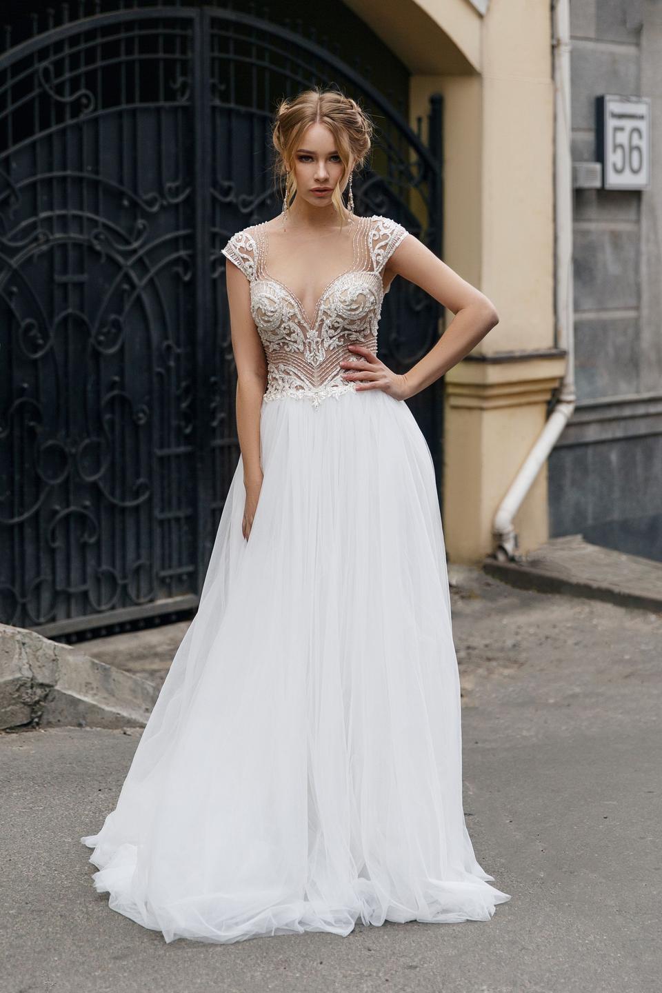 Braut in elegantem Kleid mit Cap-Ărmeln