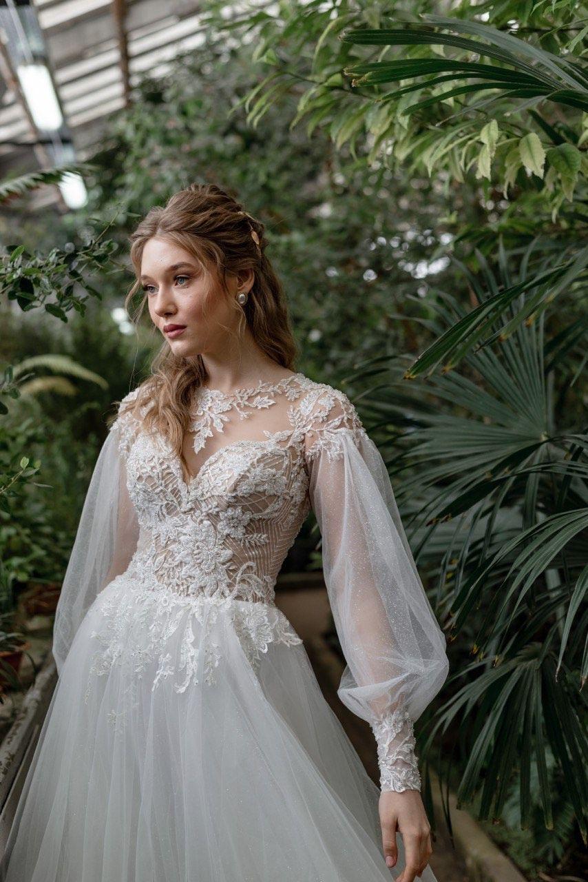 Braut in nah in Brautkleid mit langen PuffÀrmeln