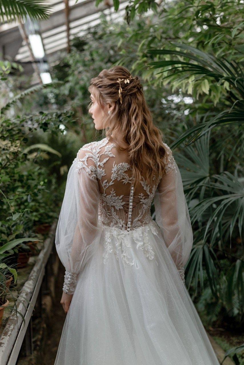 Prinzessinnen-Brautkleid von hinten mit Spitze am Rücken
