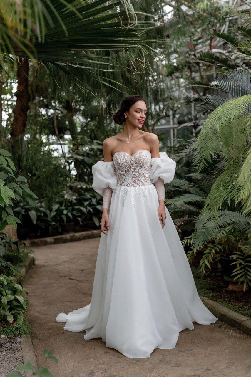 Braut in Brautkleid mit PuffÀrmeln und Carmen-Ausschnitt