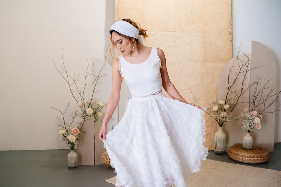 Eine Braut schwingt ihr kurzes Brautkleid