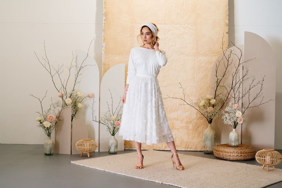 Braut in Hochzeitskleid in Midi-LĂ€nge mit langen Ărmeln